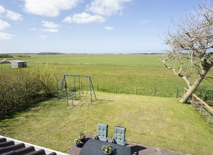 Esszimmer des Ferienhauses Duunkruud in Zuid-Eierland, Texel, mit Blick auf den Garten.