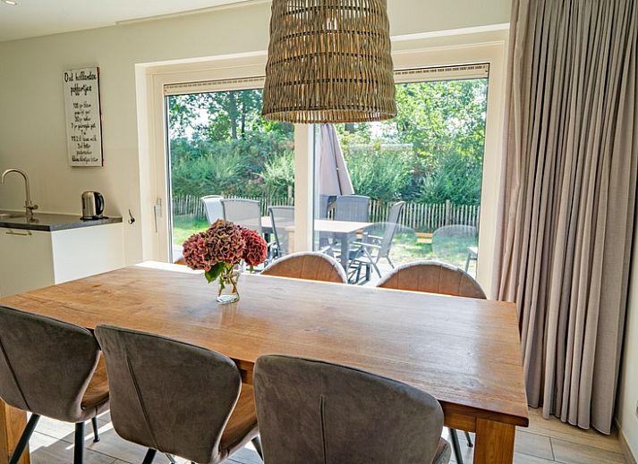 Ferienhaus de Parel 150 in De Dennen, Texel mit Sonnenterrasse und Garten.