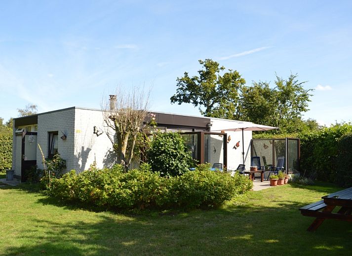 Vakantiehuis de Parel 212 in De Dennen, Texel met zonnige tuin en terras.