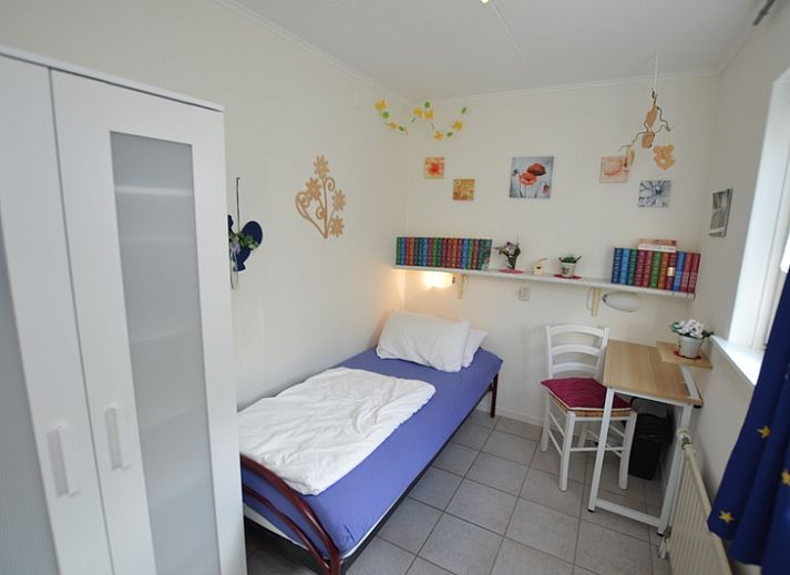 Gezellige woonkamer in Vakantiehuis de Parel 212, De Dennen, Texel met uitzicht op groene omgeving.
