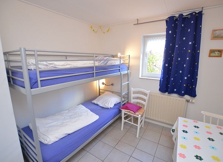 Comfortabele zithoek in Vakantiehuis de Parel 212, De Dennen, Texel met toegang tot de tuin.