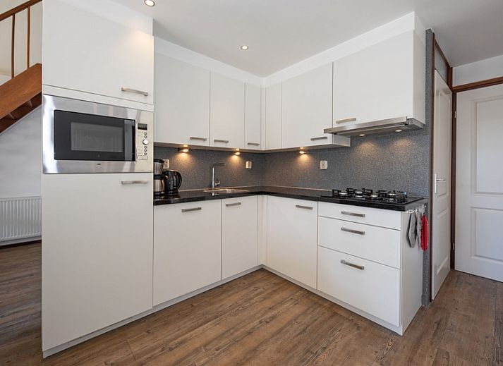 Geniet van het zonnige terras bij Vakantiehuis Gortersmient 214 in De Dennen, Texel. Perfect voor ontspanning op de Waddeneilanden.