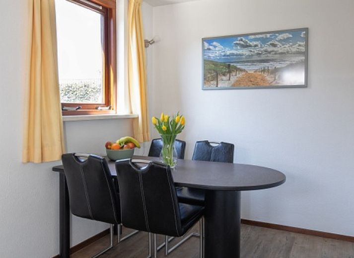 Ruim terras van Vakantiehuis Gortersmient 214 in De Dennen, Texel. Ideale plek voor buitenmaaltijden op de Waddeneilanden.