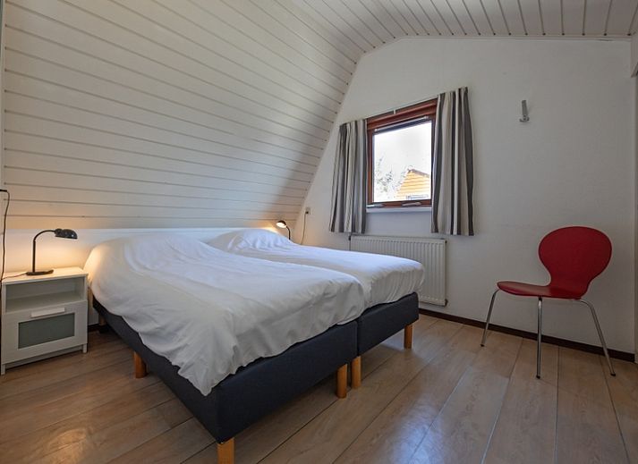 Ruim terras van Vakantiehuis Gortersmient 214 in De Dennen, Texel. Ideale plek voor buitenmaaltijden op de Waddeneilanden.