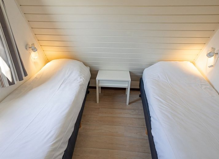 Ruim terras van Vakantiehuis Gortersmient 214 in De Dennen, Texel. Ideale plek voor buitenmaaltijden op de Waddeneilanden.