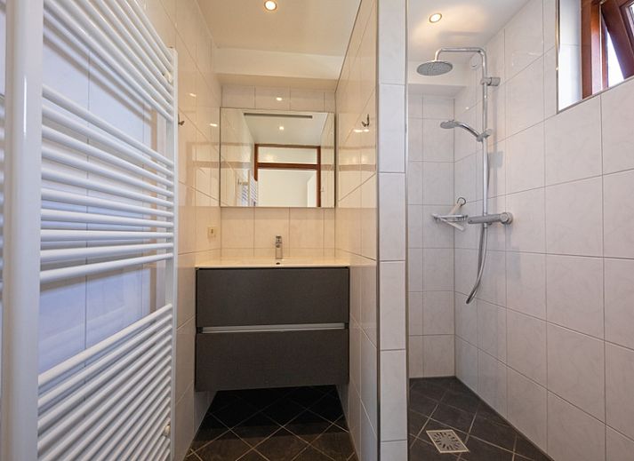 Ruim terras van Vakantiehuis Gortersmient 214 in De Dennen, Texel. Ideale plek voor buitenmaaltijden op de Waddeneilanden.