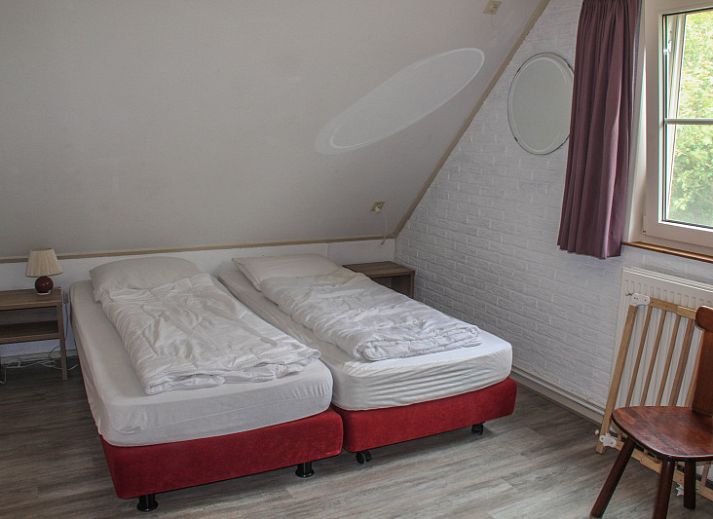 Gezellig terras bij Vakantiehuis Duif in De Dennen, Texel, ideaal voor buitenmaaltijden op de Waddeneilanden.