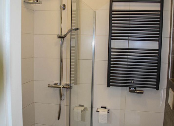 Gezellig terras bij Vakantiehuis Duif in De Dennen, Texel, ideaal voor buitenmaaltijden op de Waddeneilanden.