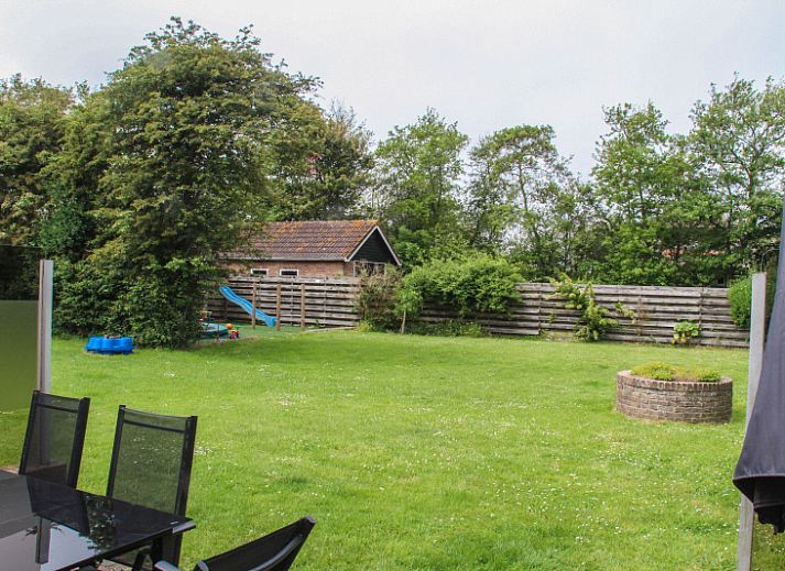 Gezellig terras bij Vakantiehuis Duif in De Dennen, Texel, ideaal voor buitenmaaltijden op de Waddeneilanden.