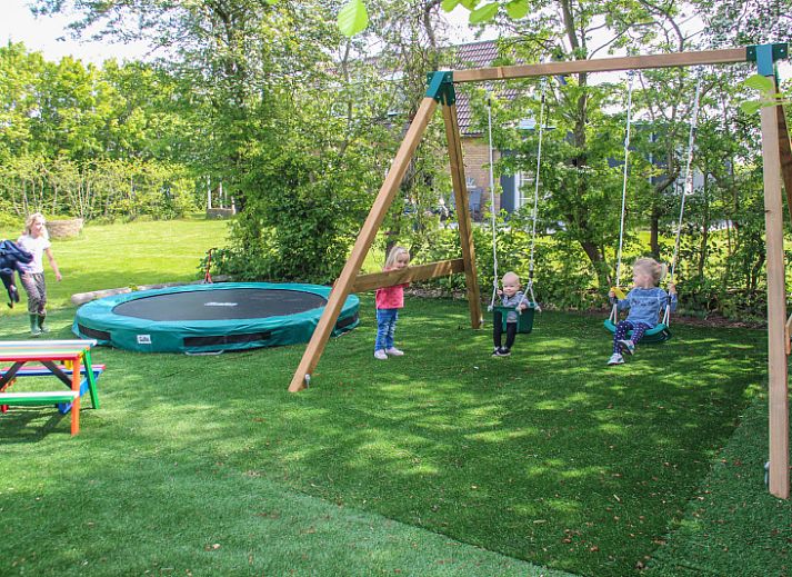 Gezellig terras bij Vakantiehuis Duif in De Dennen, Texel, ideaal voor buitenmaaltijden op de Waddeneilanden.