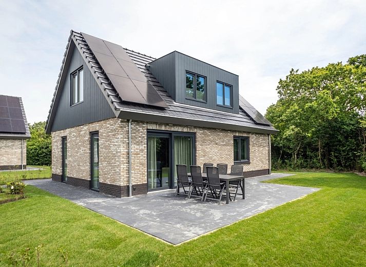 Vakantiepark De Koorn-aar Villa in De Dennen Texel met ruime tuin en terras.