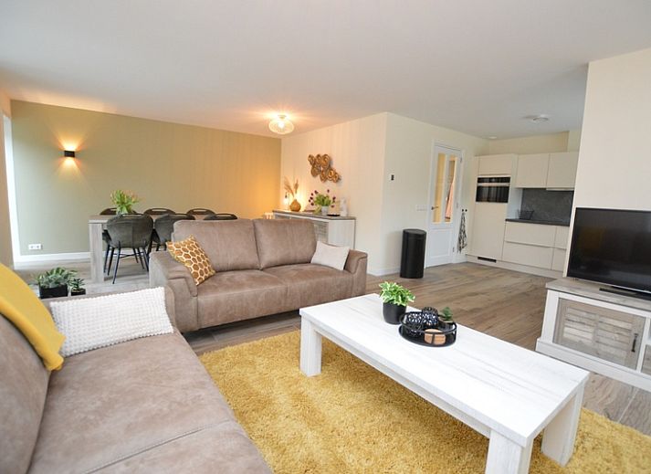 Ferienhaus De Nagtegaal 23 in De Dennen, Texel, umgeben von Natur mit einer sonnigen Terrasse.