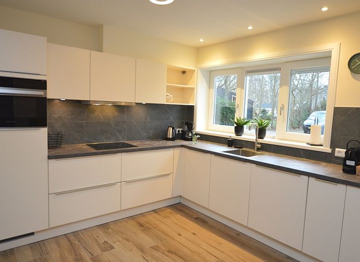 Gemuetliches Wohnzimmer im Ferienhaus De Nagtegaal 23, De Dennen, Texel, mit moderner Einrichtung.