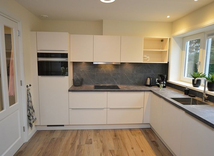 Gemuetliches Wohnzimmer im Ferienhaus De Nagtegaal 23, De Dennen, Texel, mit moderner Einrichtung.