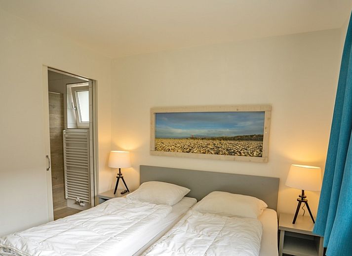 Comfortable sitting area in Holiday home de Parel 152, De Dennen, Texel, overlooking the garden.