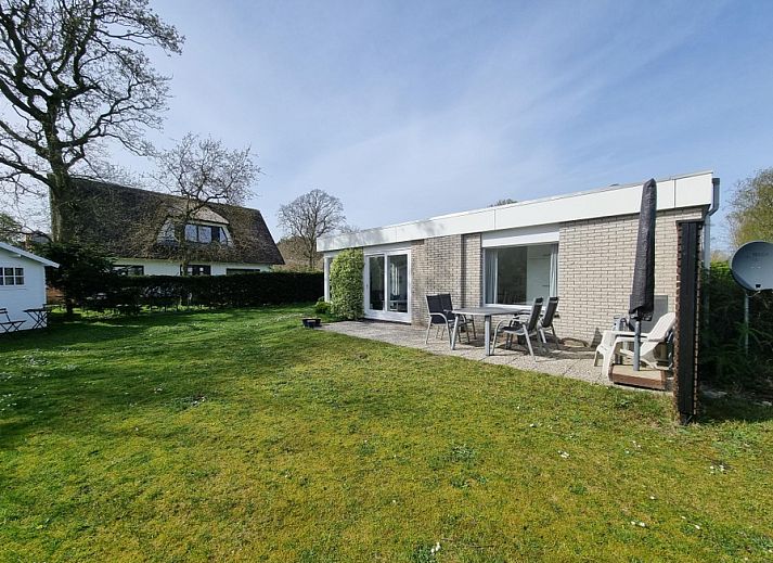 Bungalowpark 't Hoogelandt - Vakantiehuis 'Jubefe' in De Dennen, Texel met ruime tuin en terras voor ontspanning.