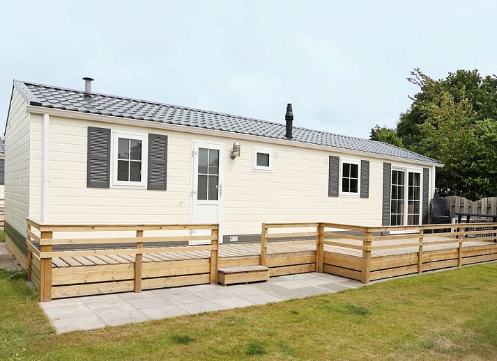 Villetta Sauna, Ferienhaus in De Dennen, Texel mit grosser Terrasse und Holzzaun.