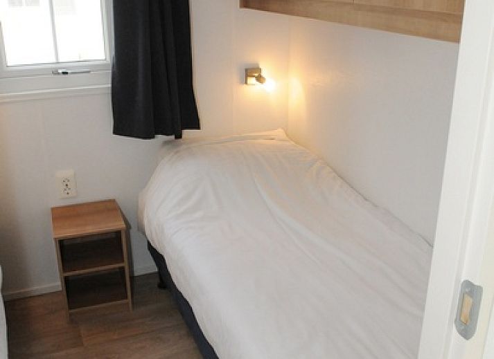 Helles Wohnzimmer von Villetta Sauna, Texel, mit bequemen Sofas und Blick auf die Natur.