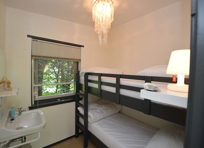 Stijlvolle binnenruimte in Vakantiehuis 't Hoogelandt 202 - Aan Zee, De Dennen, Texel met decoratieve accenten.