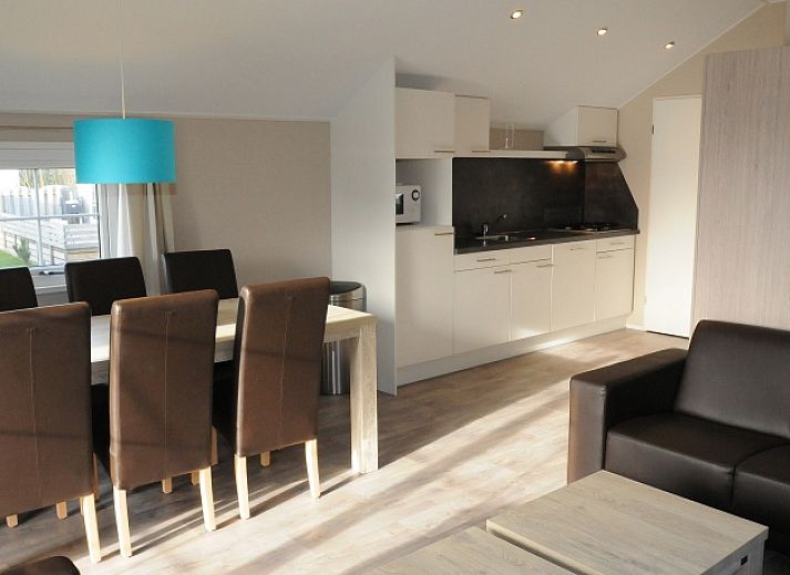 Lodge - fuer 6 Personen in De Dennen, Texel, mit Blick auf Natur und Teich.