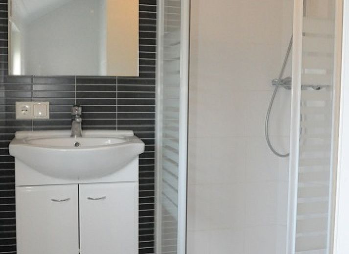 Veranda der Lodge - fuer 6 Personen in De Dennen, Texel, mit bequemen Sitzgelegenheiten.