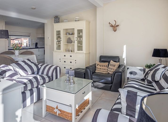 Gemuetliches Wohnzimmer im Bungalowpark 't Hoogelandt, De Dennen, Texel mit bequemen Sitzgelegenheiten und viel Licht.