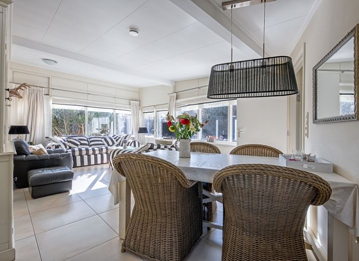 Gemuetliches Wohnzimmer im Bungalowpark 't Hoogelandt, De Dennen, Texel mit bequemen Sitzgelegenheiten und viel Licht.