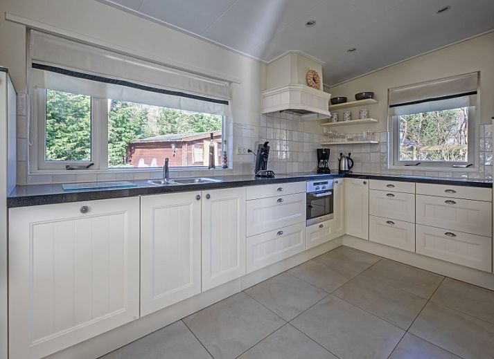 Gemuetliches Wohnzimmer im Bungalowpark 't Hoogelandt, De Dennen, Texel mit bequemen Sitzgelegenheiten und viel Licht.