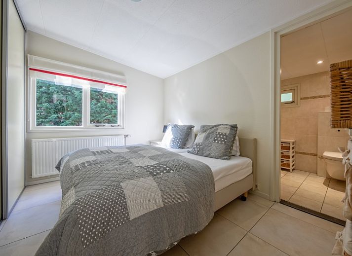 Geraeumige Sitzecke im Ferienhaus Bungalowpark 't Hoogelandt, Texel mit stilvoller Einrichtung und natuerlichem Licht.