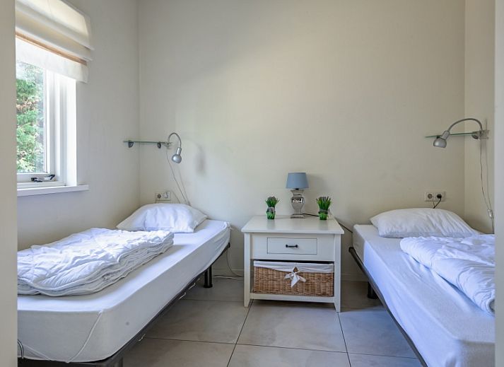 Geraeumige Sitzecke im Ferienhaus Bungalowpark 't Hoogelandt, Texel mit stilvoller Einrichtung und natuerlichem Licht.