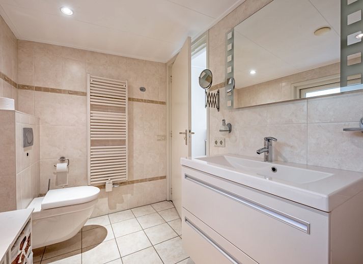 Geraeumige Sitzecke im Ferienhaus Bungalowpark 't Hoogelandt, Texel mit stilvoller Einrichtung und natuerlichem Licht.