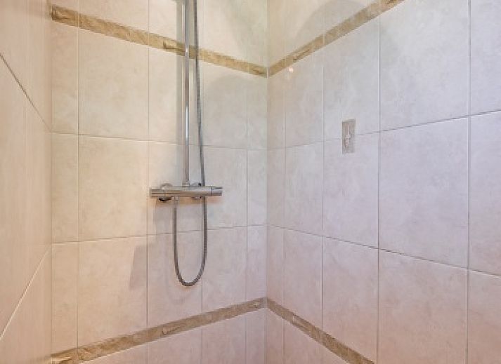 Geraeumige Sitzecke im Ferienhaus Bungalowpark 't Hoogelandt, Texel mit stilvoller Einrichtung und natuerlichem Licht.