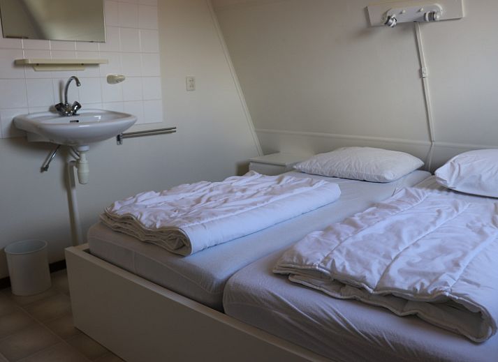 Gemuetliches Wohnzimmer des Ferienhauses Gortersmient 330, Texel mit bequemen Sofas.