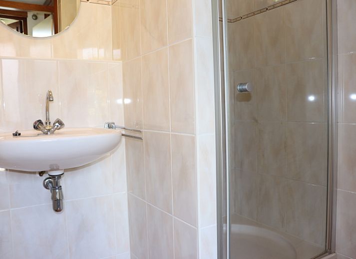 Gemuetliches Wohnzimmer des Ferienhauses Gortersmient 330, Texel mit bequemen Sofas.