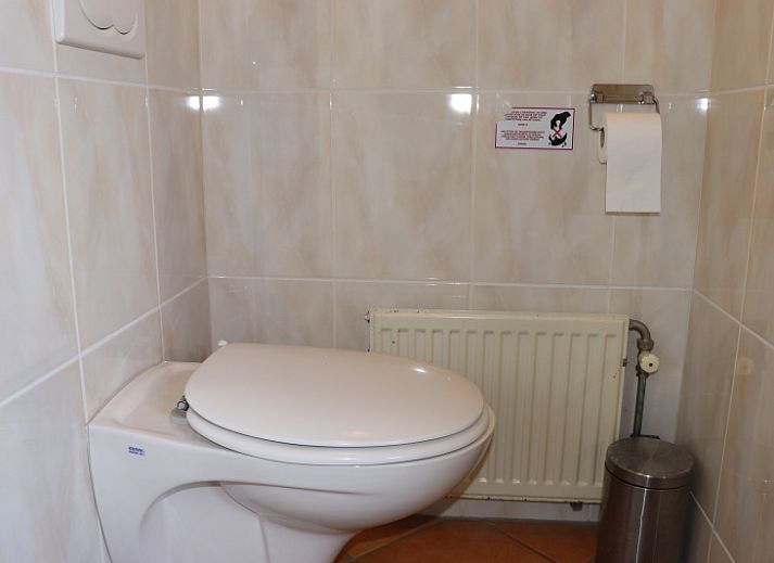 Gemuetliches Wohnzimmer des Ferienhauses Gortersmient 330, Texel mit bequemen Sofas.