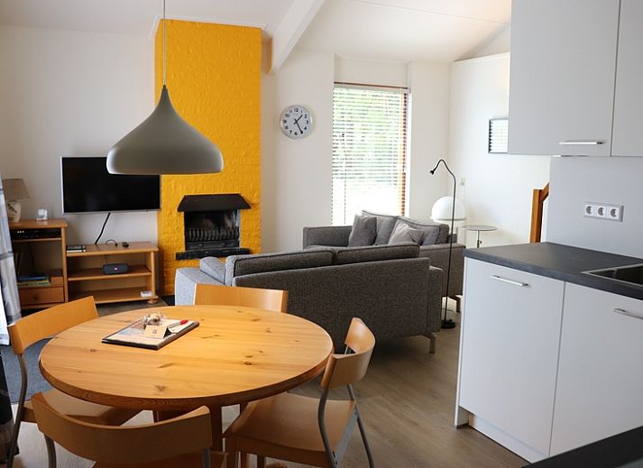 Aussenansicht des Ferienhauses Gortersmient 330, De Dennen, Texel mit Terrassenstuehlen.