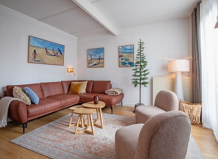 Bungalowpark 't Luwe Land - 7B - De Wijnhof, Ferienhaus in De Dennen, Texel, mit gruenem Garten und blauem Himmel.