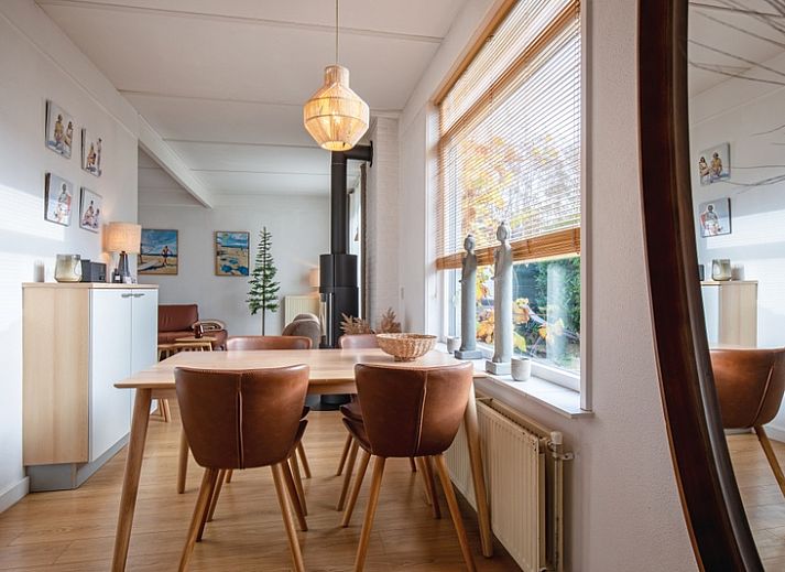 Bungalowpark 't Luwe Land - 7B - De Wijnhof, Ferienhaus in De Dennen, Texel, mit gruenem Garten und blauem Himmel.