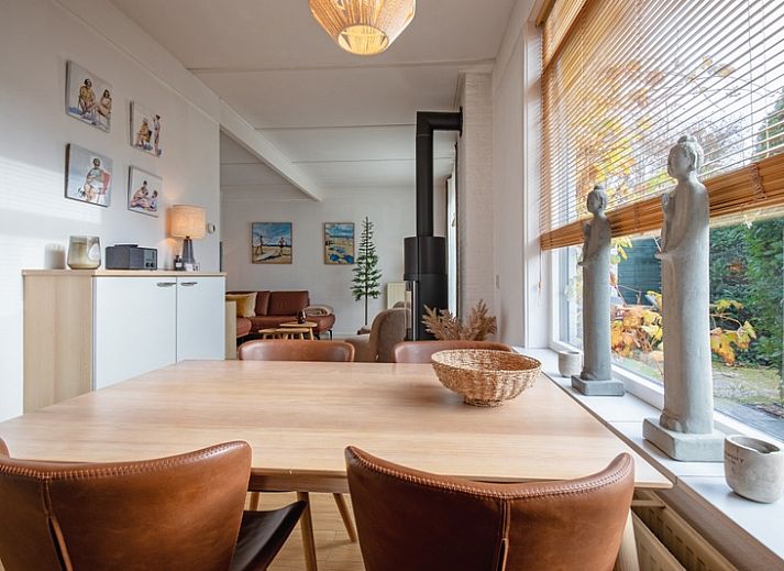 Bungalowpark 't Luwe Land - 7B - De Wijnhof, Ferienhaus in De Dennen, Texel, mit gruenem Garten und blauem Himmel.