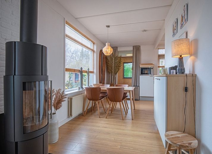 Gemuetliche Terrasse im Bungalowpark 't Luwe Land - 7B - De Wijnhof, Ferienhaus in De Dennen, Texel, umgeben von viel Gruen.