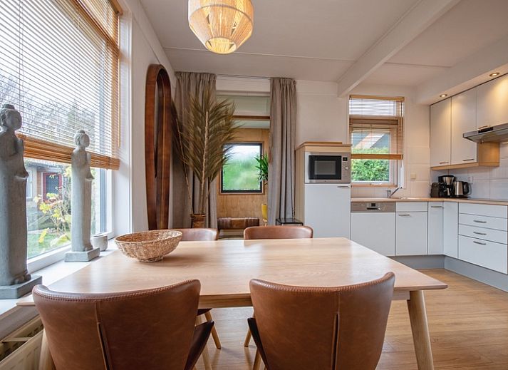 Gemuetliche Terrasse im Bungalowpark 't Luwe Land - 7B - De Wijnhof, Ferienhaus in De Dennen, Texel, umgeben von viel Gruen.