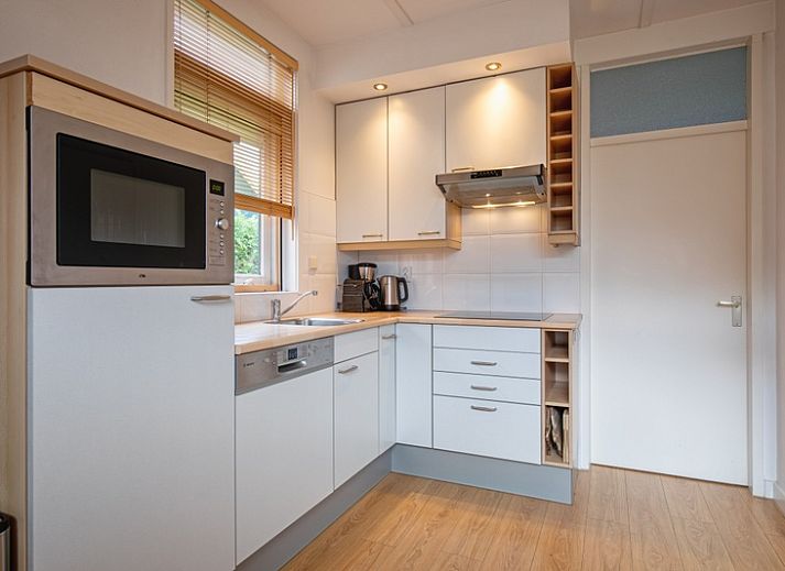 Gemuetliche Terrasse im Bungalowpark 't Luwe Land - 7B - De Wijnhof, Ferienhaus in De Dennen, Texel, umgeben von viel Gruen.