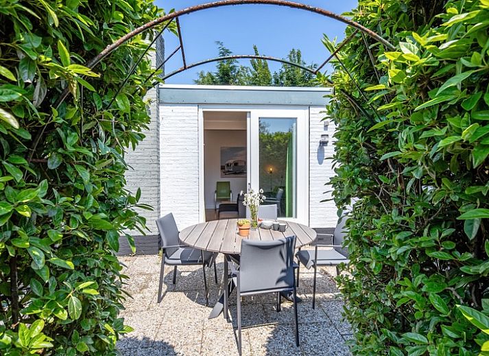 Gemuetliche Terrasse im Bungalowpark 't Luwe Land - 7B - De Wijnhof, Ferienhaus in De Dennen, Texel, umgeben von viel Gruen.