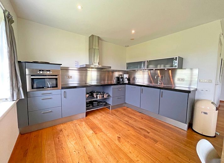 Stijlvolle zithoek in Appartement Bos en Duin 40, De Dennen, Texel, met houten vloer en moderne inrichting.