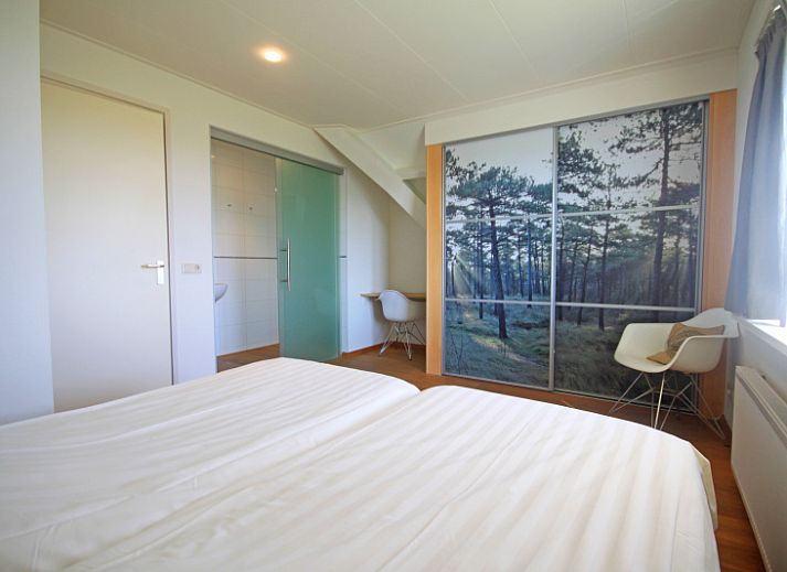 Stijlvolle zithoek in Appartement Bos en Duin 40, De Dennen, Texel, met houten vloer en moderne inrichting.