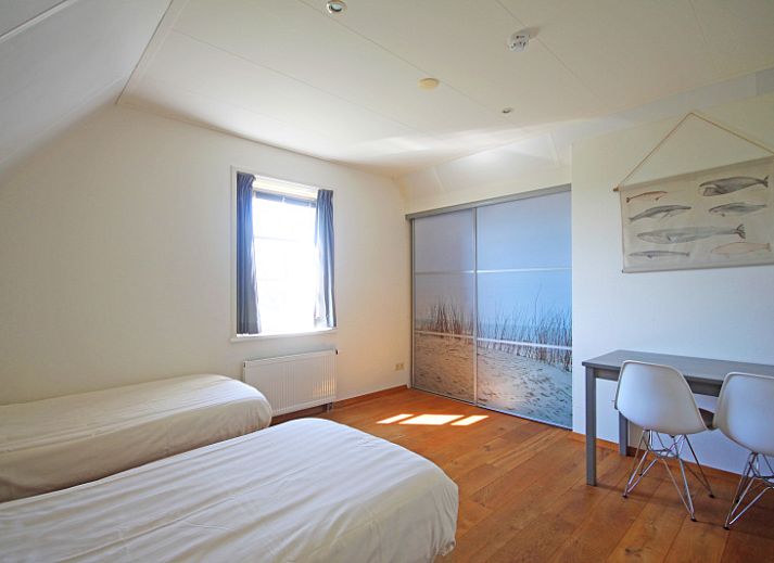 Stijlvolle zithoek in Appartement Bos en Duin 40, De Dennen, Texel, met houten vloer en moderne inrichting.