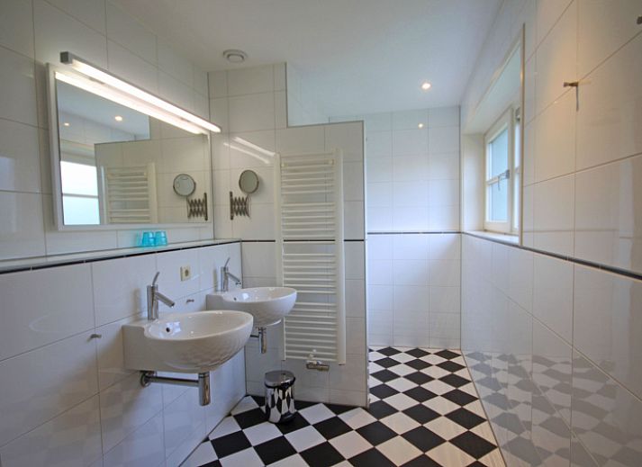 Stijlvolle zithoek in Appartement Bos en Duin 40, De Dennen, Texel, met houten vloer en moderne inrichting.