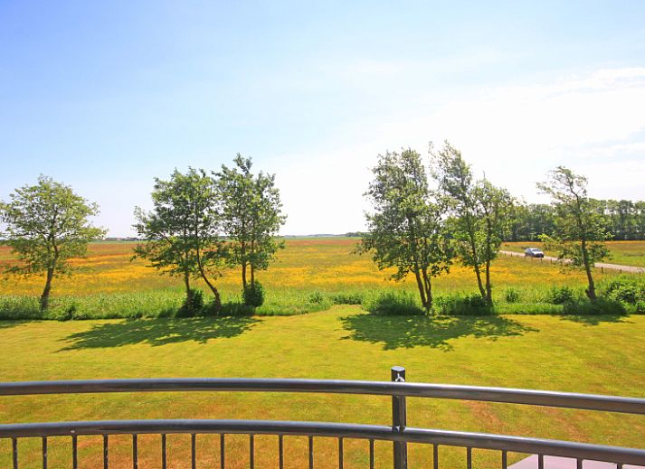 Stijlvolle zithoek in Appartement Bos en Duin 40, De Dennen, Texel, met houten vloer en moderne inrichting.
