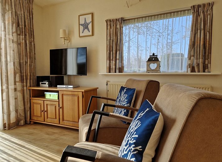 Enjoy the sunny garden at Bungalowpark Uterste Coogh - Bungalow 116 in De Dennen, Texel with comfortable deck chairs.