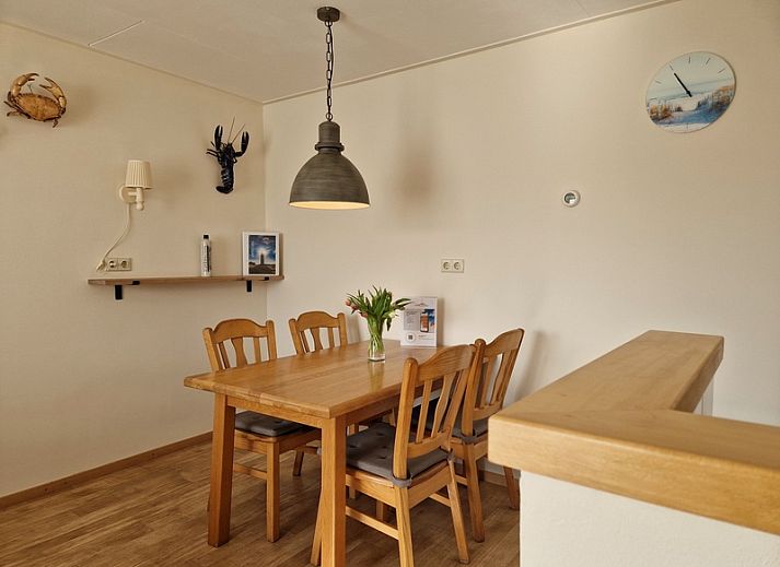 Cozy living room in Bungalowpark Uterste Coogh - Bungalow 116, De Dennen, Texel overlooking the green garden.